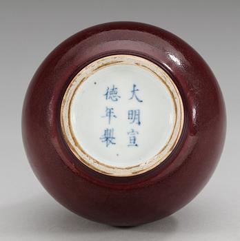 A red glazed vase, Qing dynasty, 18th Century, with Xuande´s six character mark.