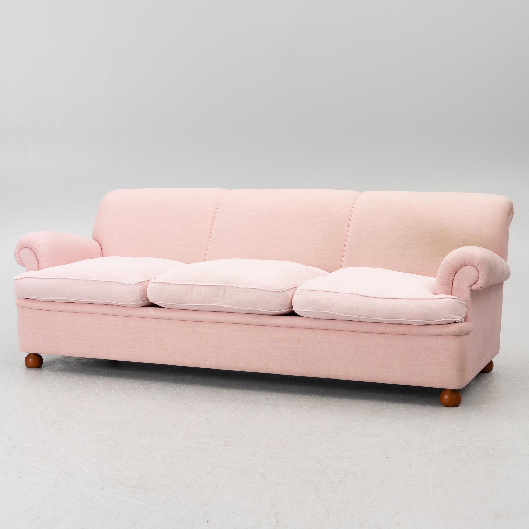 Josef Frank, a model 703 sofa, Firma Svenskt Tenn, ca. 2018.