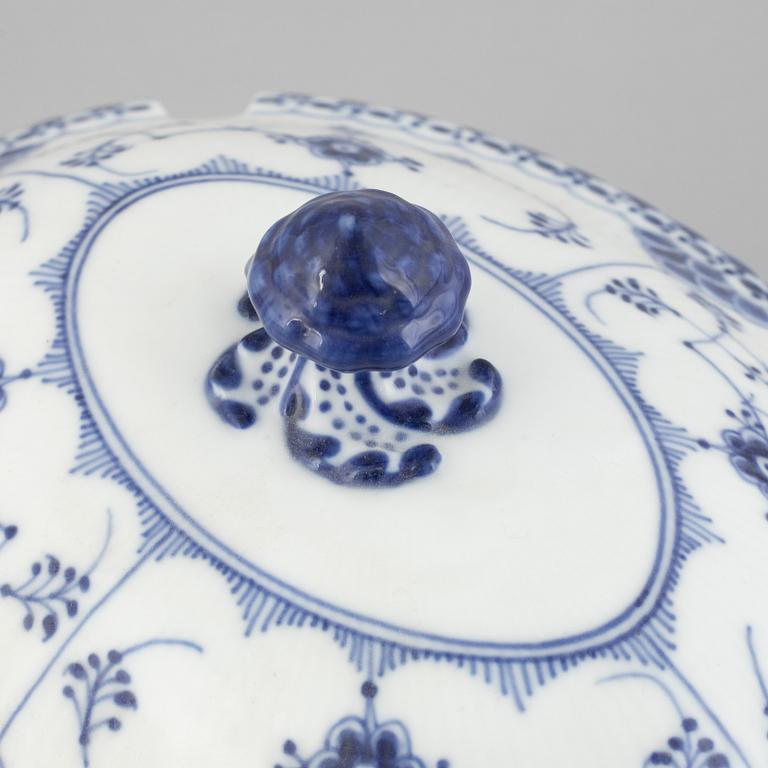A 'Blue Fluted Half Lace' / 'Musselmalet' porcelain tureen with cover, Royal Copenhagen, model 594, 1898-1923.