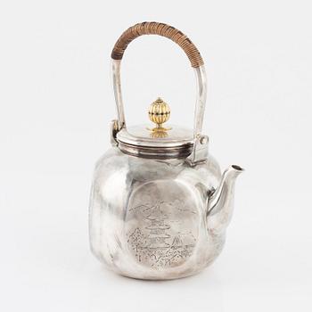 A Japanese Silver Teapot, mark of Hirata Shigemitsu, Meiji, early 20th Century.