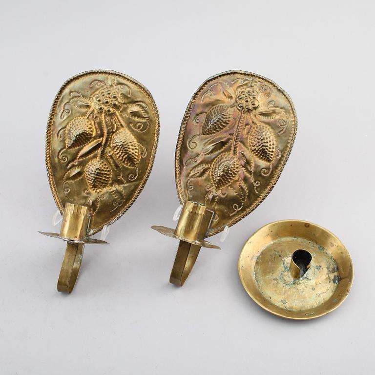 LJUSPLÅTAR SAMT NATTLJUSSTAKE, mässing, bl a 1700-tal.