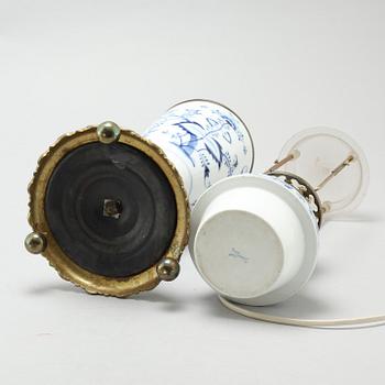 A pair of "Zwiebelmuster" lamps, made by Meissen in the first half of the 20th century.