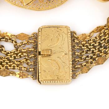 ARMBAND, 20K guld filigranarbete samt pärlor, Olof Löfvander och Johan Petter Forssberg, Luleå, 1800-tals. Vikt 21,37 g.