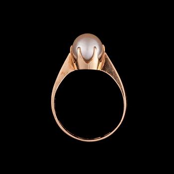 RING, 14K guld, pärla. Helsingfors, 1964. Vikt ca 3,7 g.