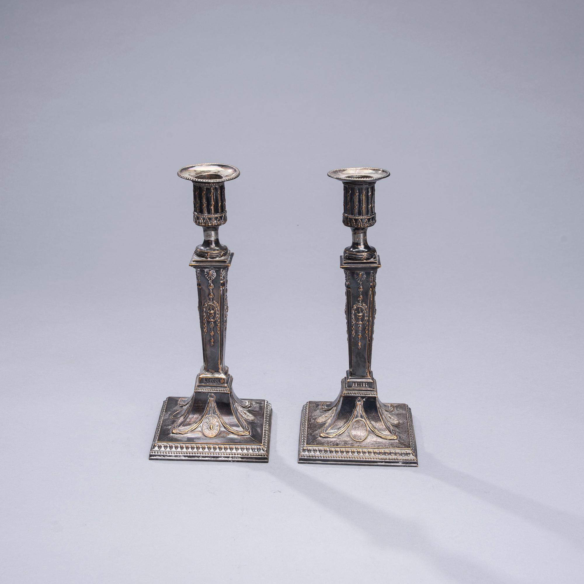 LJUSSTAKAR, ett par, försilvrad mässing, empire, 1800-talets första hälft.