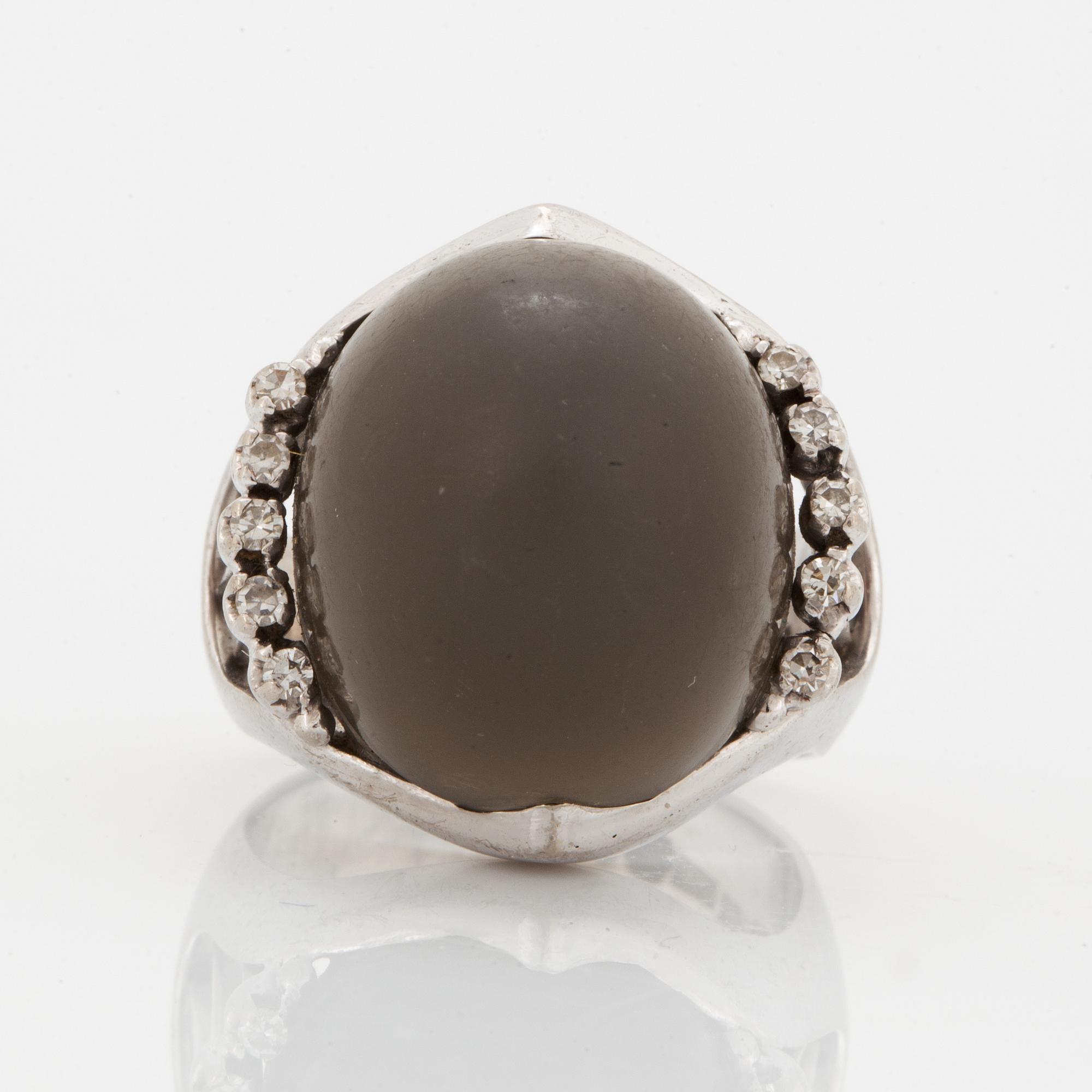 RING  med en stor grå cabochonslipad safir.