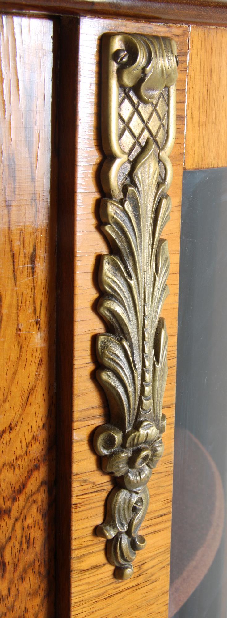 VITRINSKÅP, Louis XV-stil.