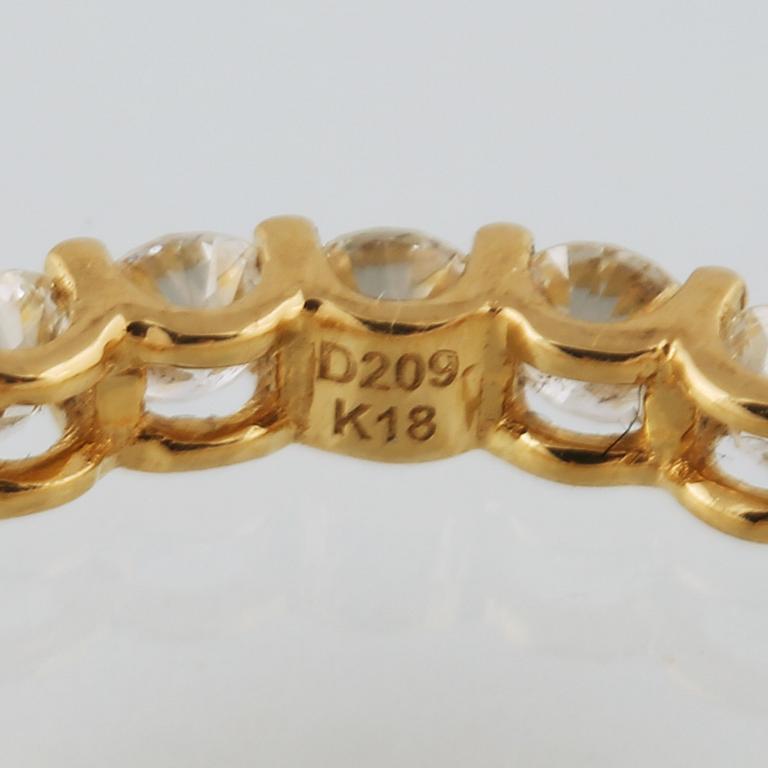 RING, 18K guld med 23 briljantslipade diamanter, 2.09 ct. Vikt 2,1 gram.