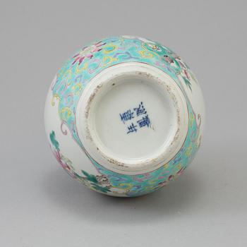 A chinese famille rose porcelain vase. Qing dynasty, Guangxu (1874-1908), with Kangxi four character mark.