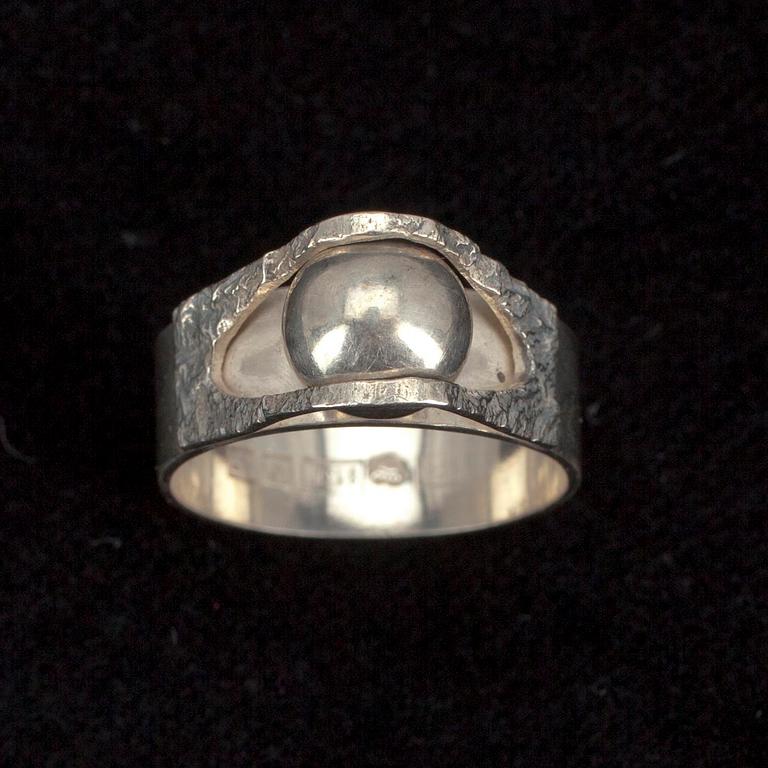 ERÄ KORUJA, 9 osaa, hopeaa, m.m. Turku, 1900-luvun loppupuoli. Kok. paino noin 91,6 g.