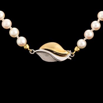 A necklace of cultured pearls with a clasp in 18K gold.