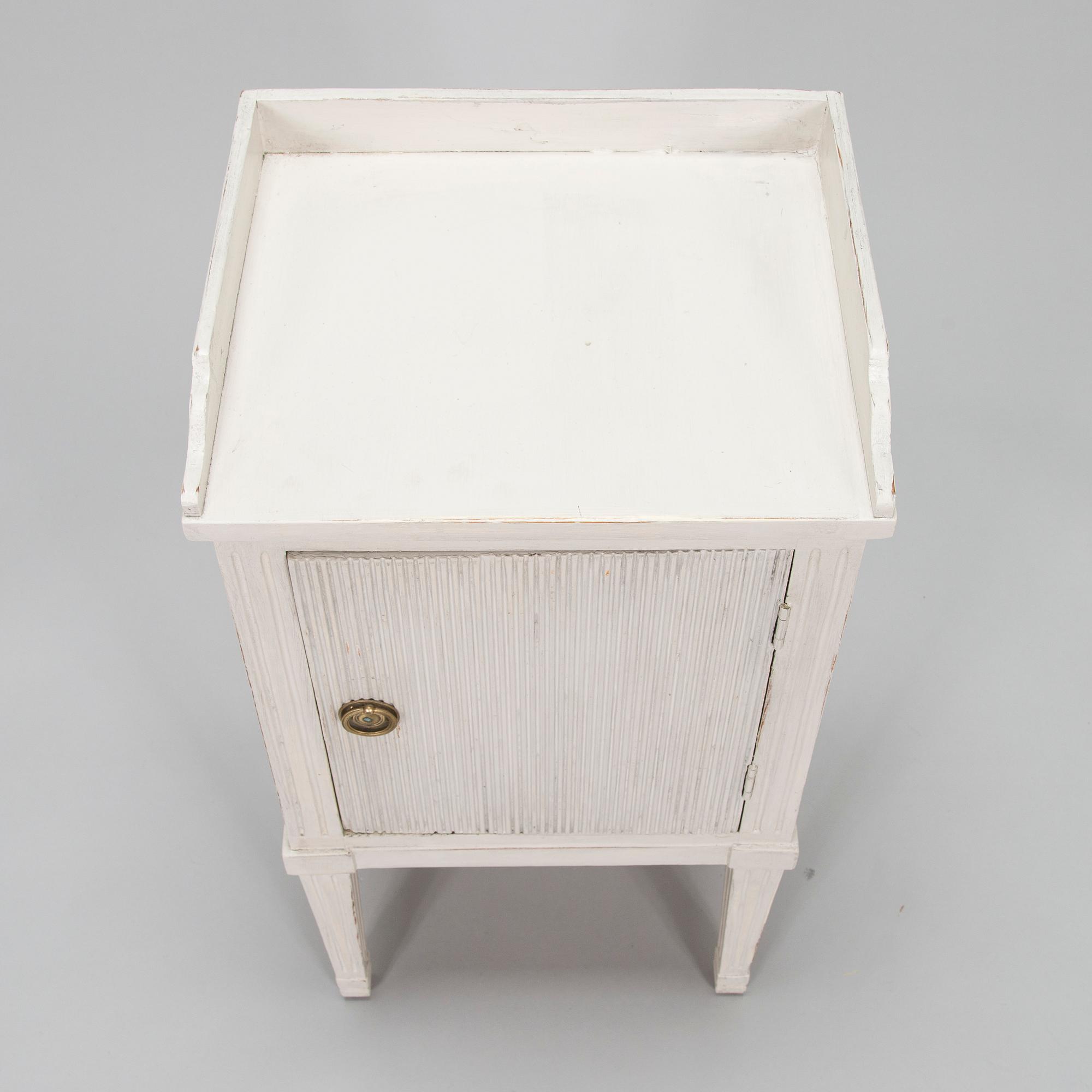 Nattduksbord/sängbord, gustaviansk stil, omkring 1900.