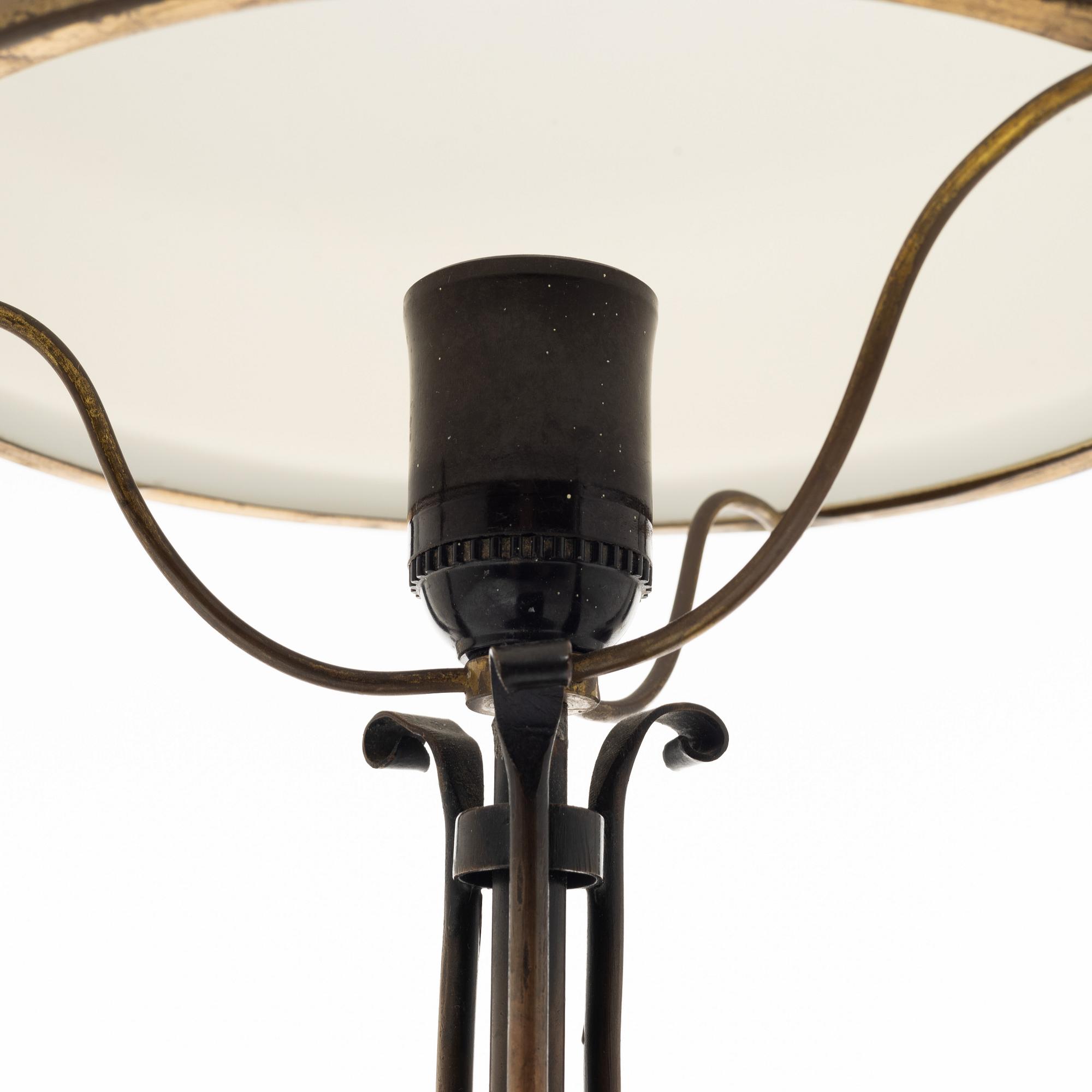 Evard Trulsson, bordslampa, brons med dekor av döskalle i foten, 1900-talets början.