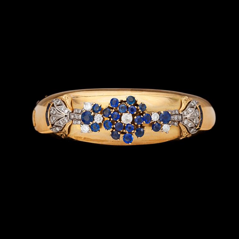 ARMRING, baguette- och rundslipade blå safirer samt briljantslipade diamanter, tot. ca 1.30 ct. Sent 1800-tal.