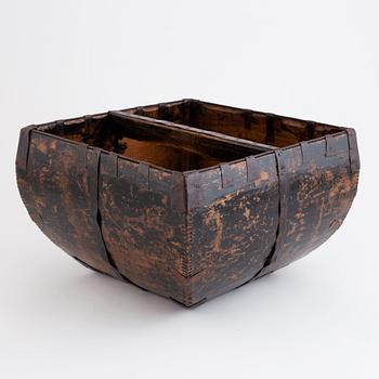 Vedkorg och skrin, allmoge, solparasoll, samt två vanitas-skulpturer.
