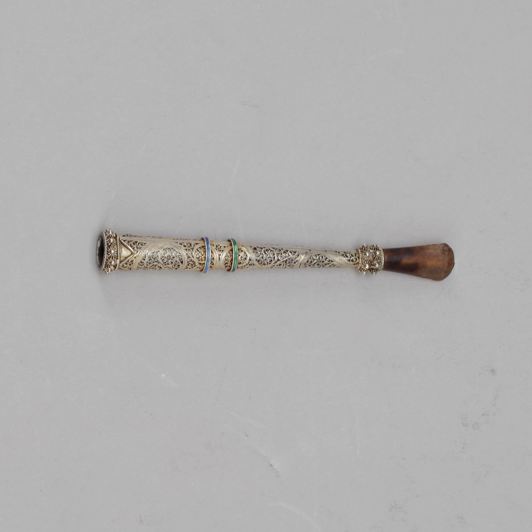 CIGARETTMUNSTYCKE, silver samt sköldpaddsskal, sannolikt Persien. Totalvikt ca 12 gram.