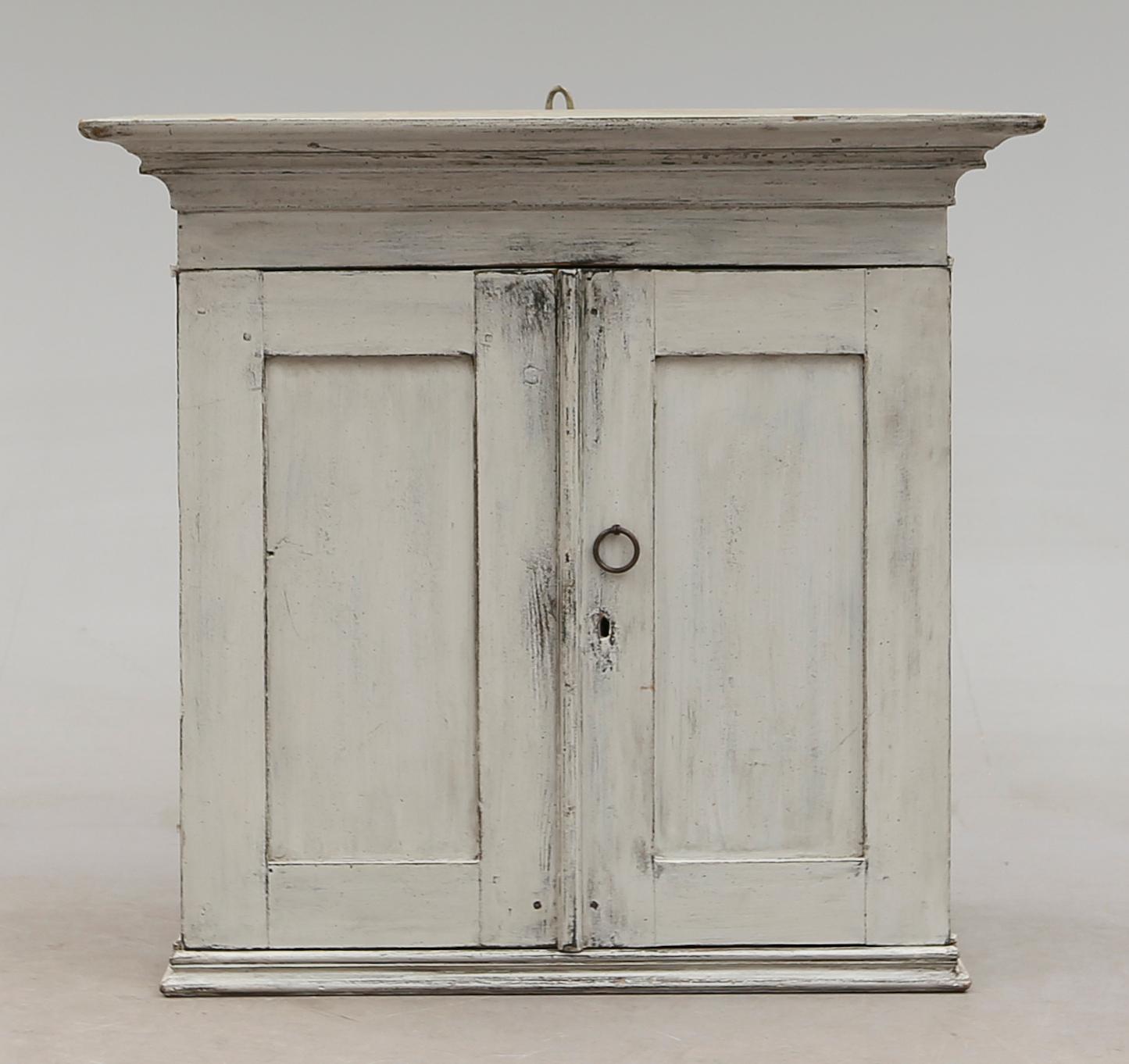 HÄNGSKÅP, 1800-talets mitt.