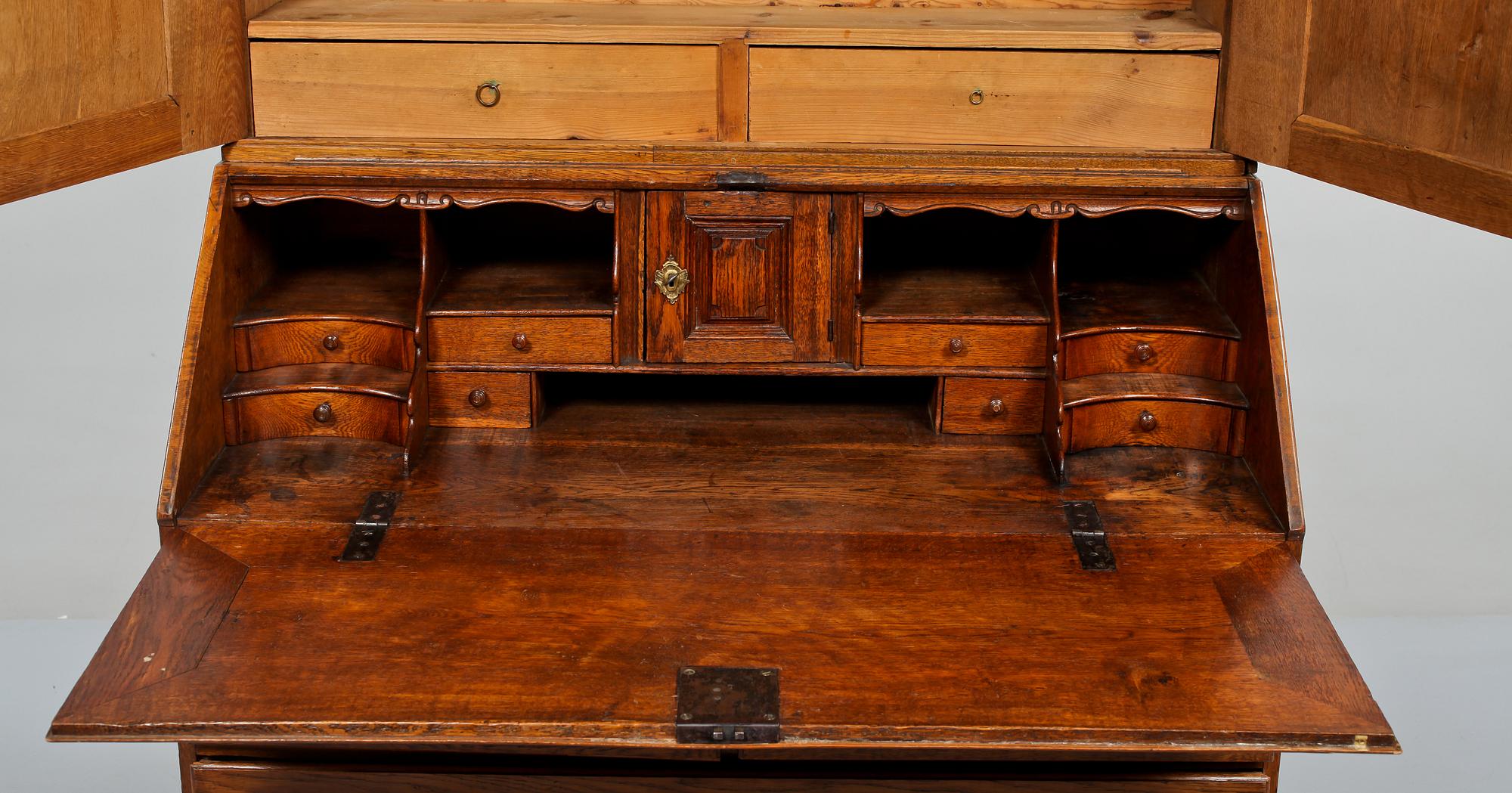 SKRIVSKÅP, senbarock, 1700-tal.