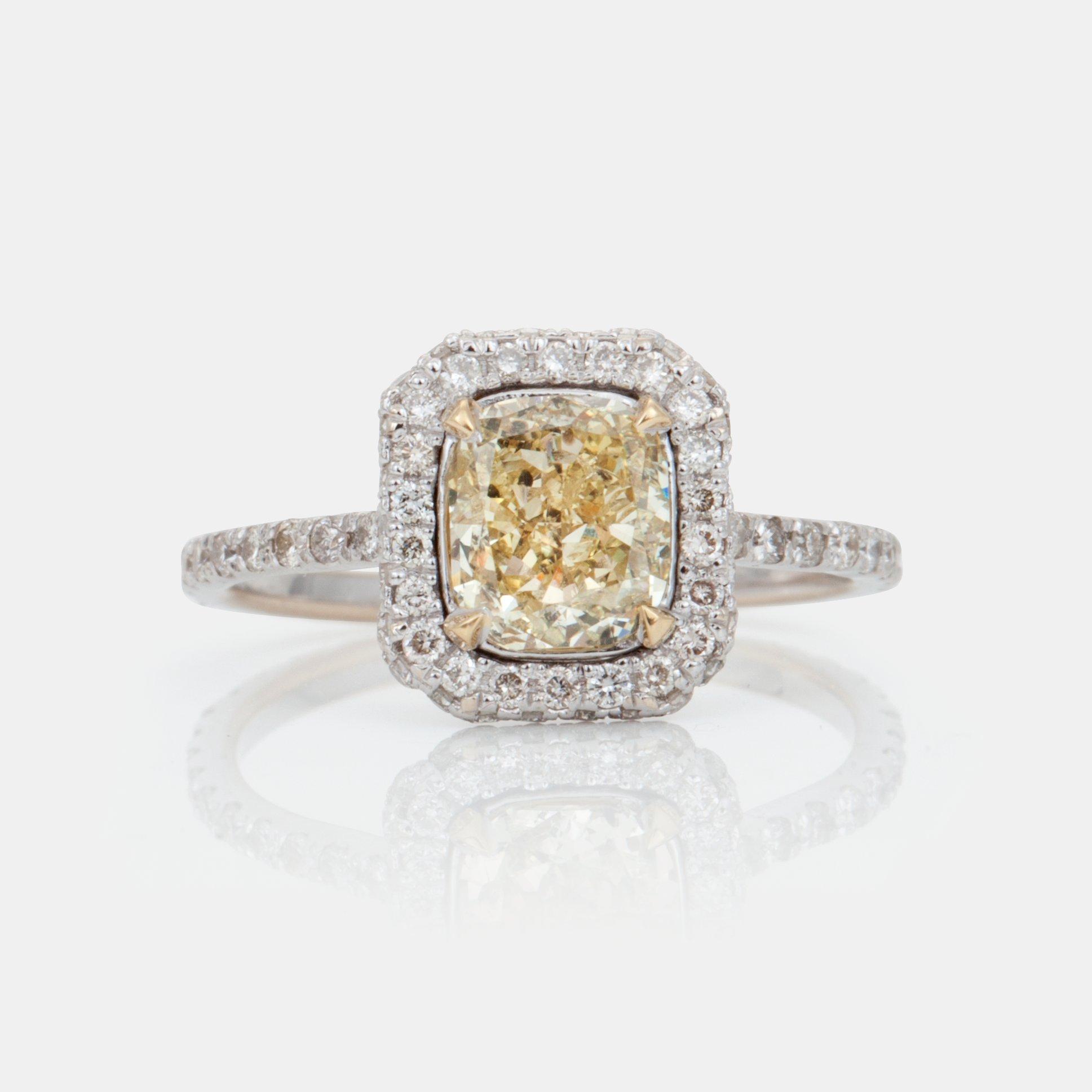 RING med kuddslipad fancy yellow/SI2 diamant, samt pavéfattade färglösa briljantslipade diamanter.