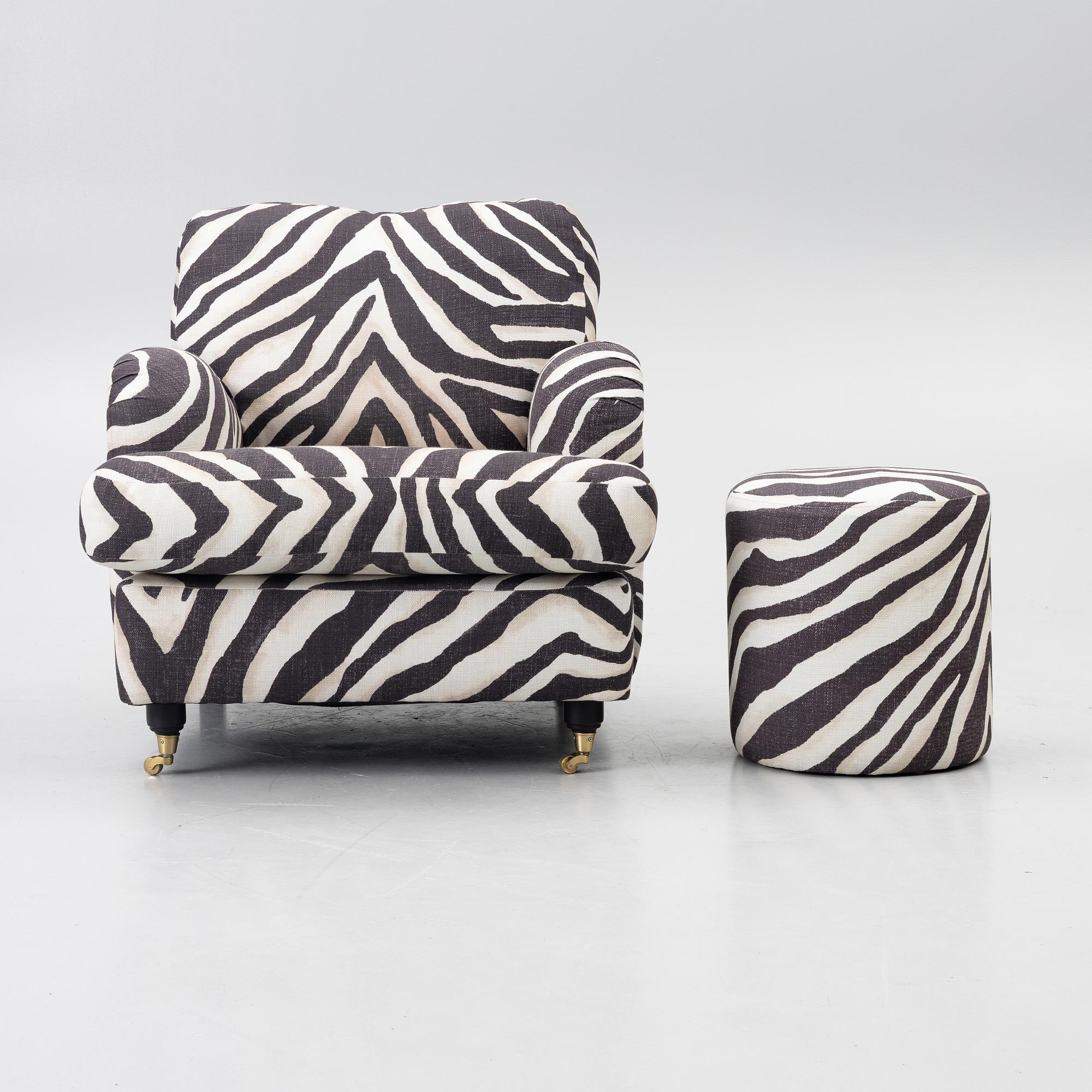 Fåtölj, av Howard-modell, samt pall.