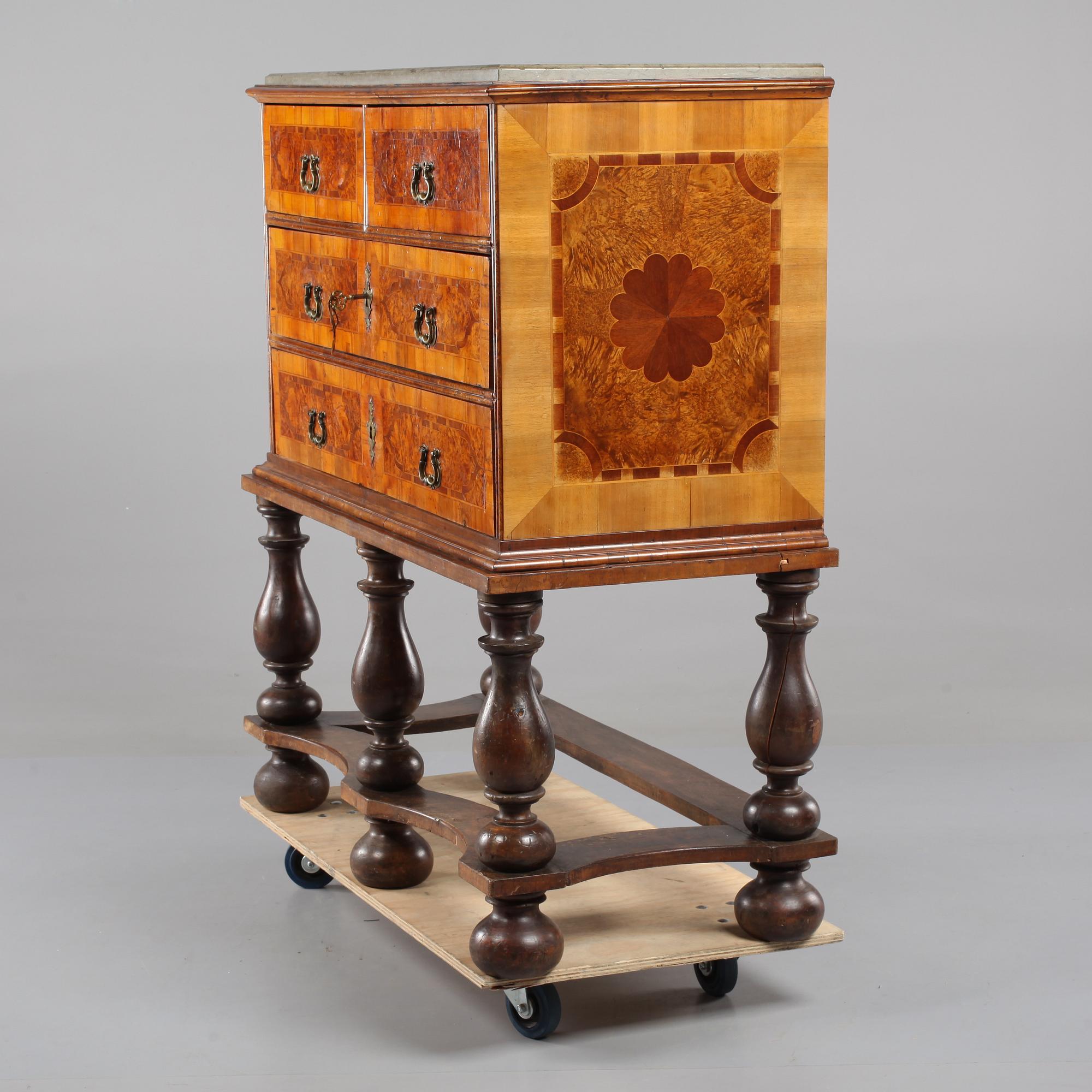 SKÅP, troligen England, 1700-tal.