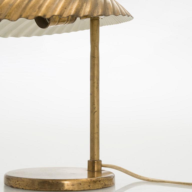 Paavo Tynell, a 1940s '5321' 'The Shell' table lamp for Taito.