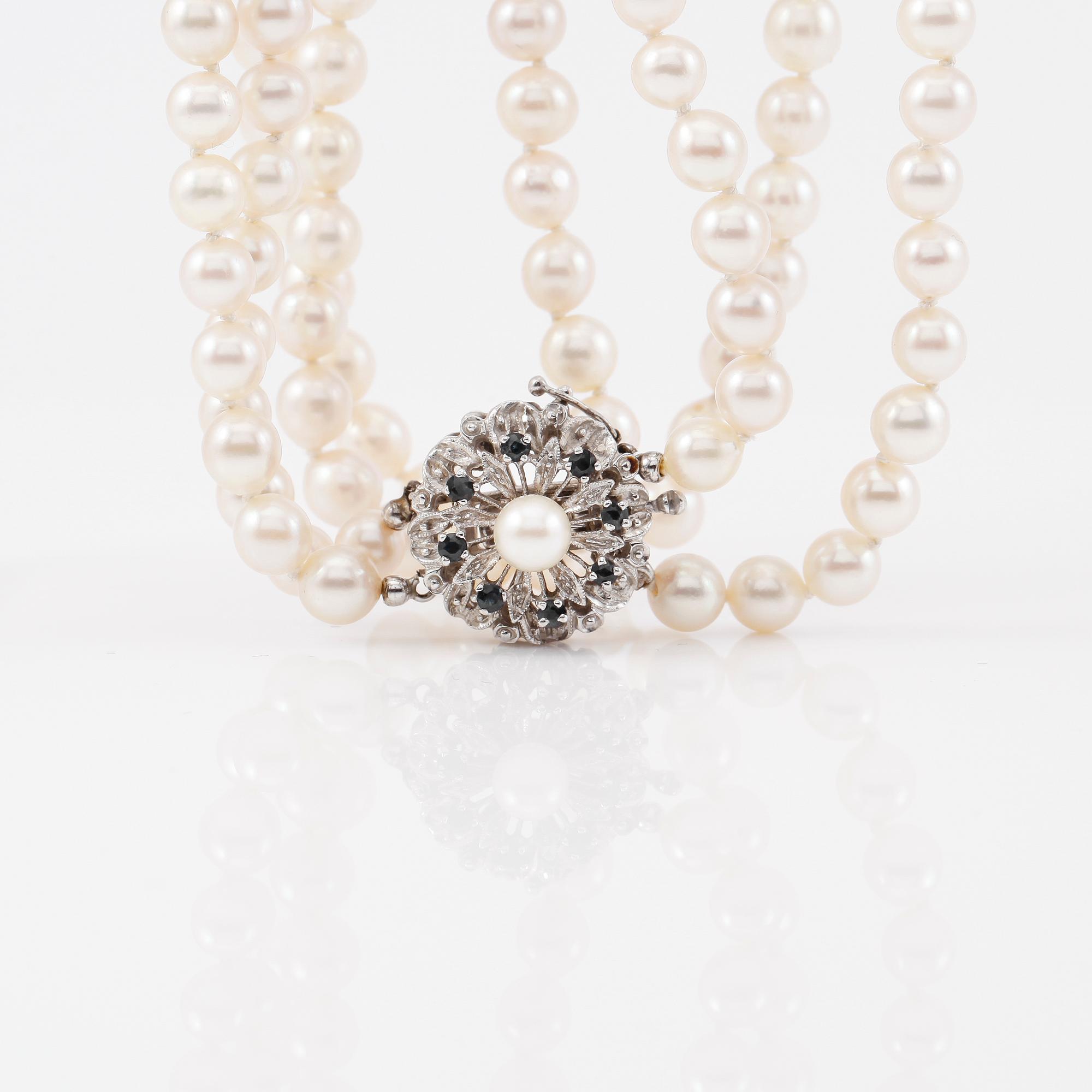 COLLIER, odlade pärlor, lås 18K vitguld med safirer.