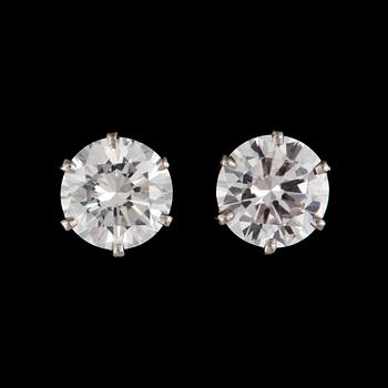 27. ÖRHÄNGEN, ett par, vitguld med briljantsliapde diamanter totalt ca 1.20 ct. Kvalitet ca G/VS.