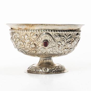 A Dutch silver bowl, unidentified maker LH, Rotterdam 1740s.