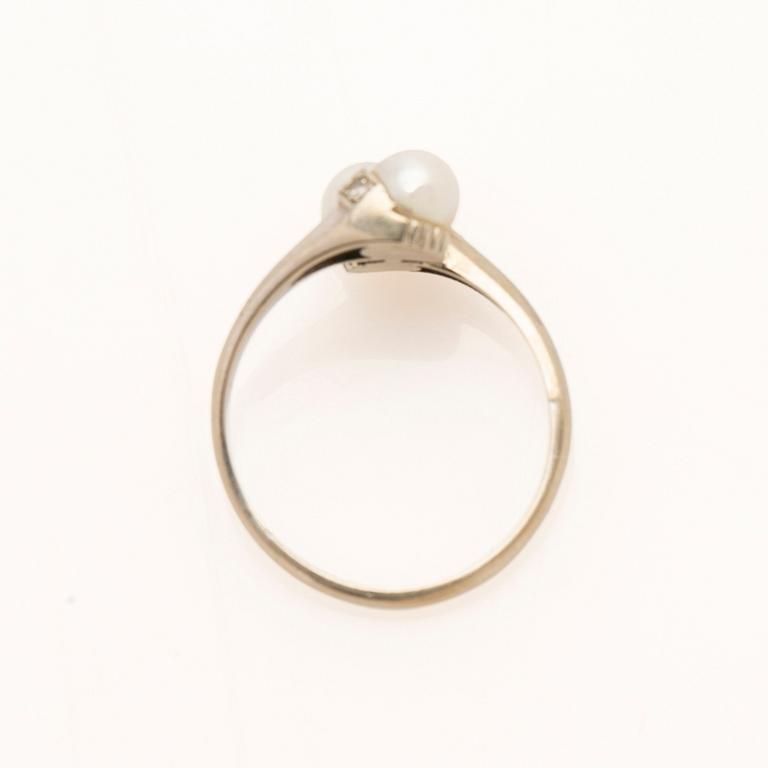 Ring in 18K gold with two pearls and brilliant-cut diamonds.