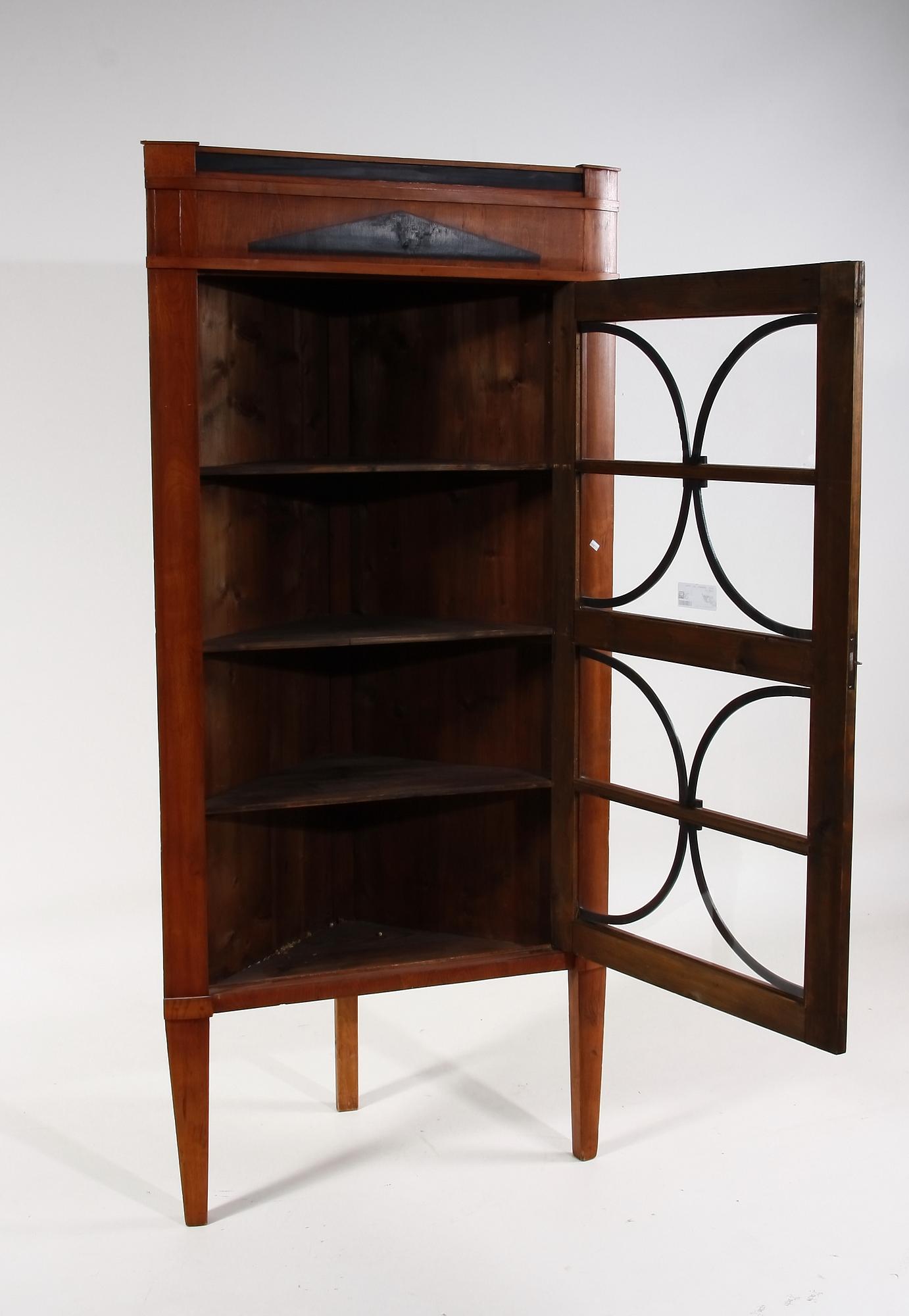 HÖRNSKÅP, Karl Johan, 1800-tal.