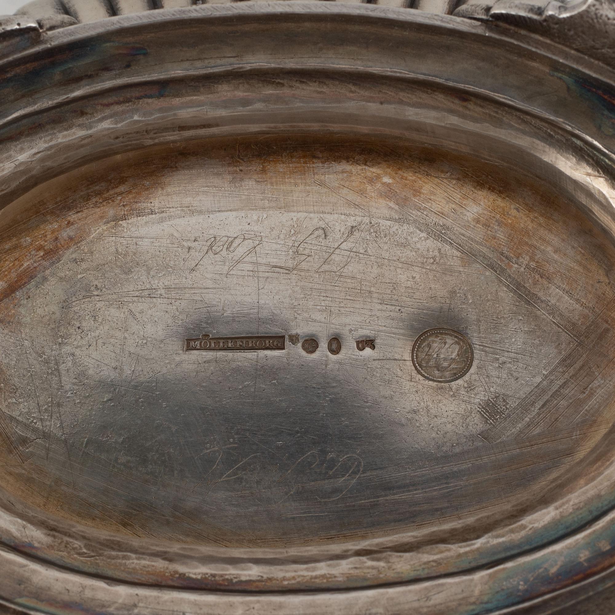 Gustaf Möllenborg, sockerskrin, silver, Stockholm 1826 samt sockertång, silver, Lars Boye, Stockholm 1779.