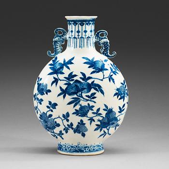 PILGRIMSVAS, porslin. Qing dynastin, 1800-tal med Kangxi sex karaktärers märke.
