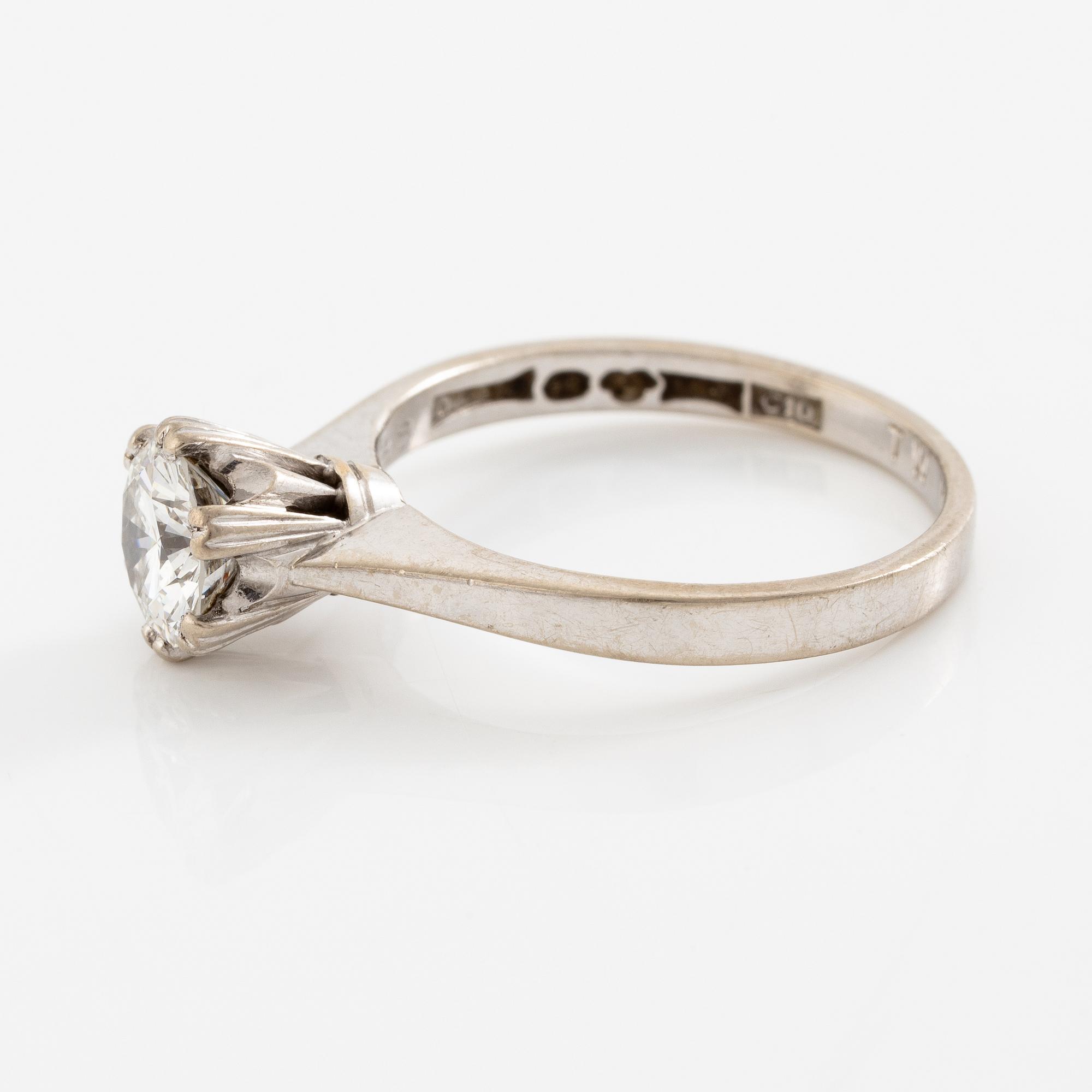 Ring 18K vitguld med en rund briljantslipad diamant.
