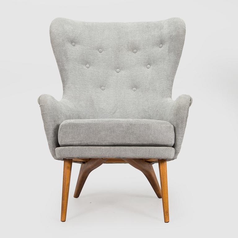 A mid-20th century armchair.