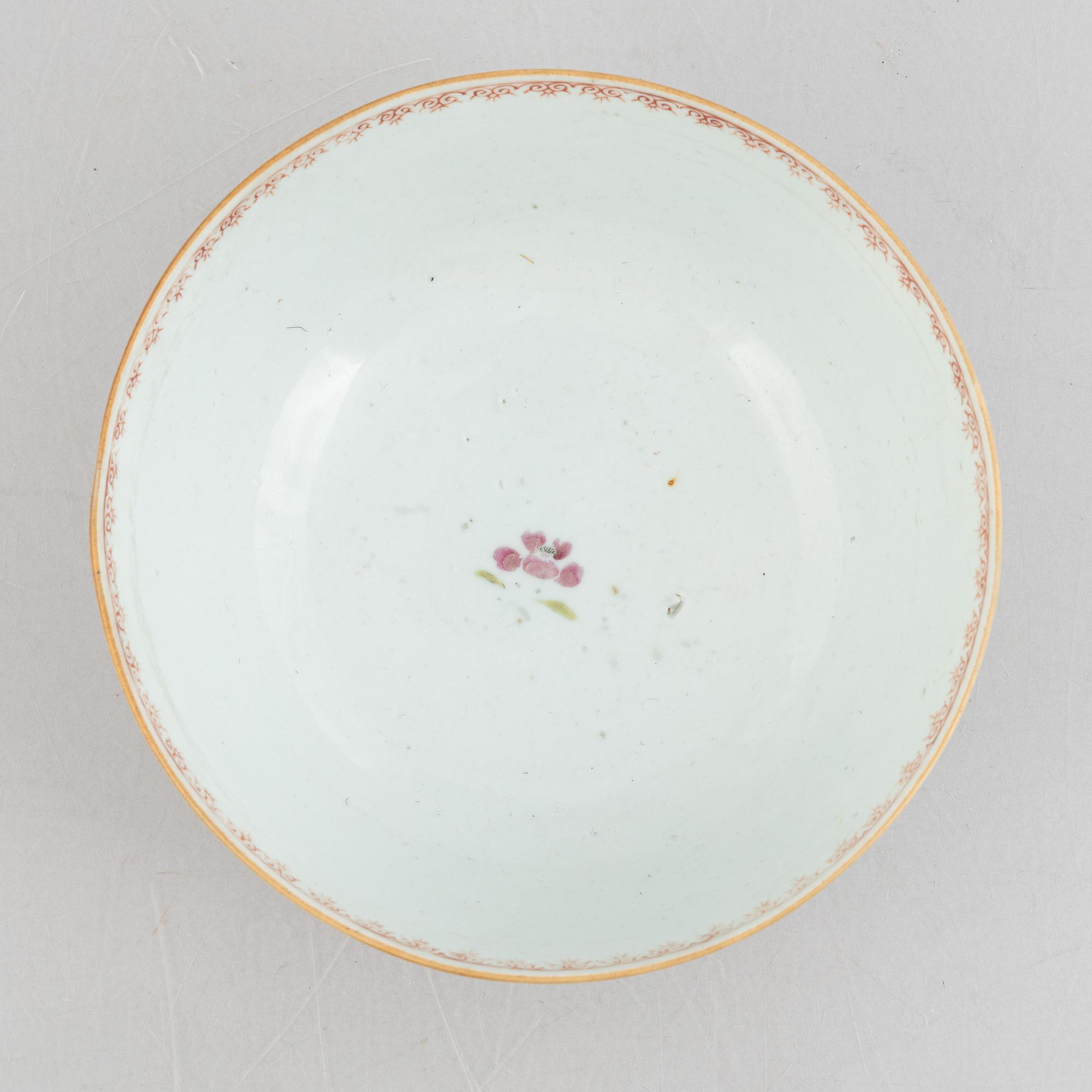 A Chinese export porcelain bowl, Qing dynasty, Qianlong (1736-95).