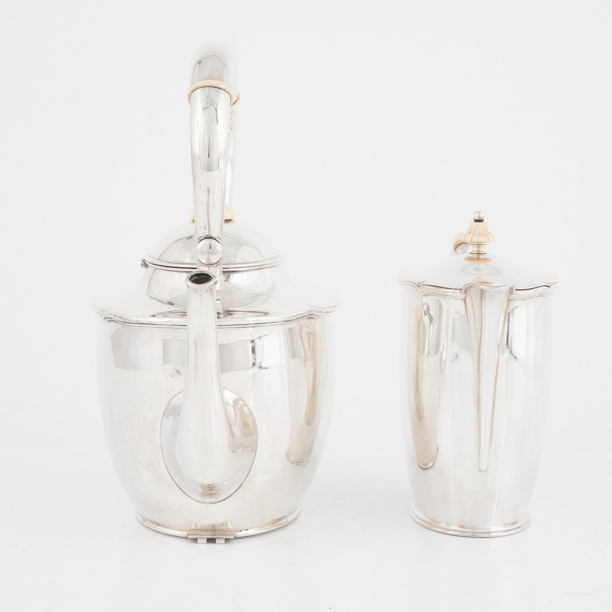 Tekanna, silver, CG Hallberg, Stockholm 1919 och mjölkkanna, silver, Edlunds silvervarufabrik, Stockholm 1937.