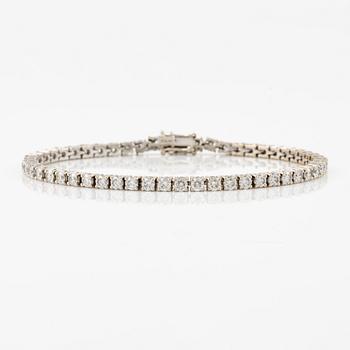 Tennis bracelet 18K white gold with round brilliant-cut diamonds.