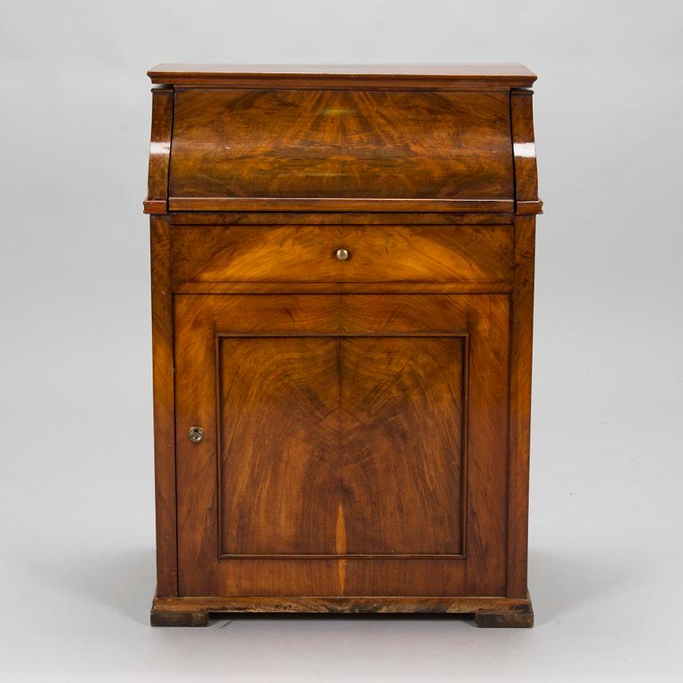 A washstand from the latter half of the 19th century, probably England.