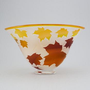 Swedish glass artist, a cameo glass bowl, unidentified signature, Sweden 1988, "unique" H/L.