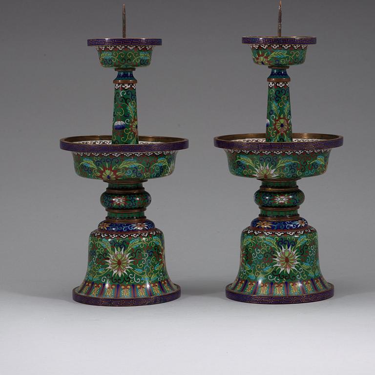 ALTARLJUSSTAKAR, ett par, cloisonné. Kina, 1900-tal.