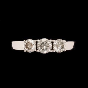 RING, 14k vitguld med tre briljantslipade diamanter, tot ca 1 ct. Vikt 3,5 g.
