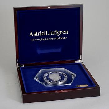 MYNT, Astrid Lindgren, 1-kilosprägling i silver med guldmotiv, 1900/2000-tal.