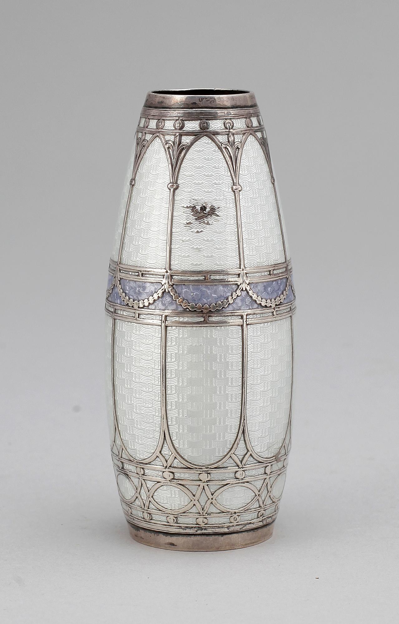 VAS, silver samt emalj, Europa, 1800/1900-tal. Totalvikt 130 g.