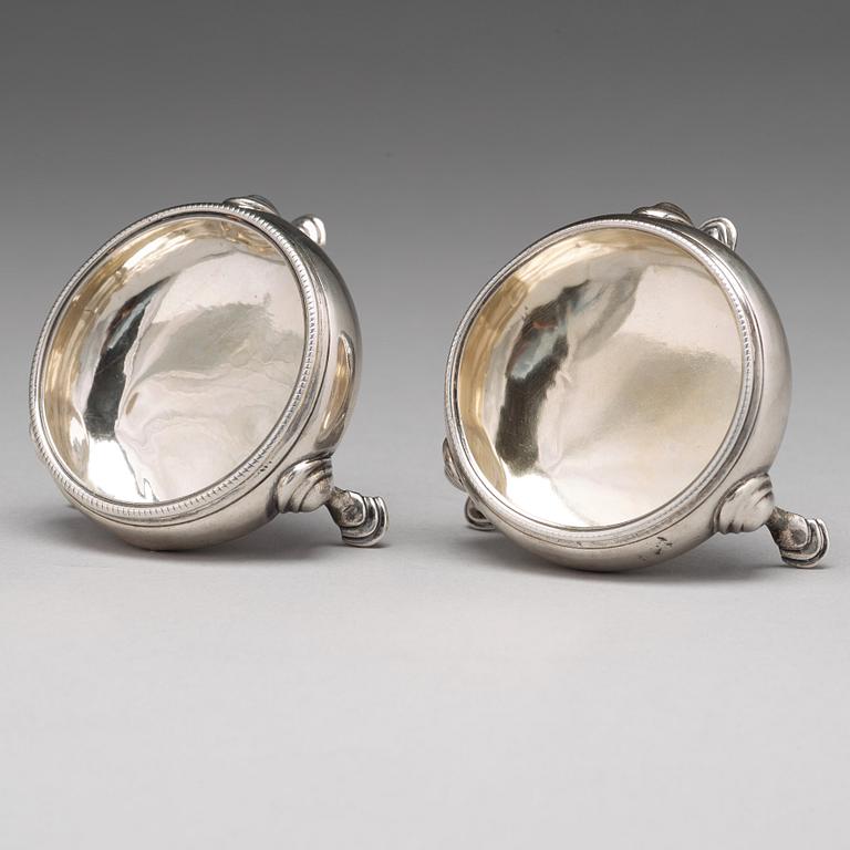 Saltkar, ett par, silver, oidentifierad mästare, London 1764.