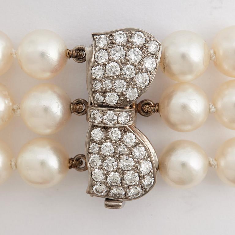 ARMBAND, tre rader odlade pärlor, lås med 39 briljantslipade diamanter totalt 1.64 ct.