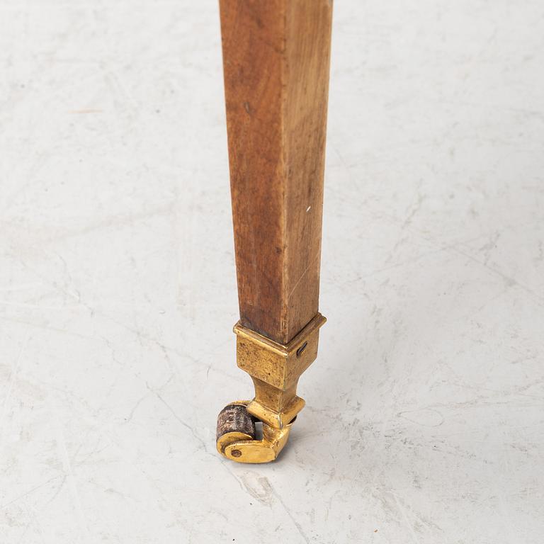 A mahogany drop leaf table from around the year 1900.