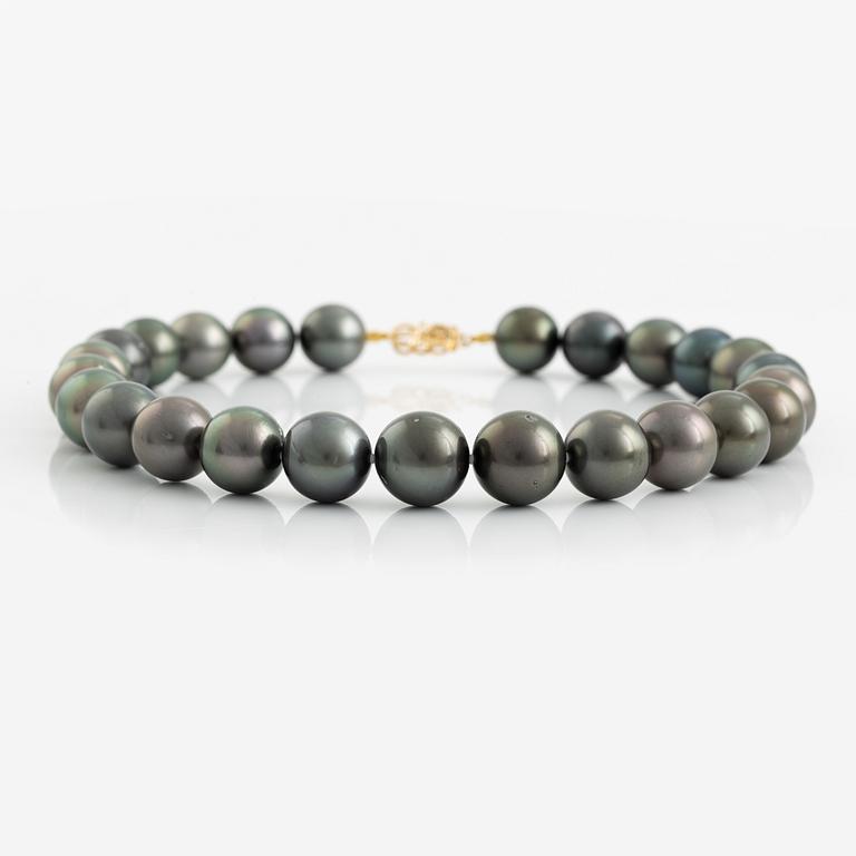 Collier med odlade Tahitipärlor.