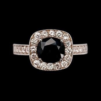RING, vitguld 14K, fasettslipad safir 1,51 ct, briljantslipade diamanter tot. 0,58 ct. Vikt 5,3 g.