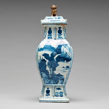897. VAS med LOCK, porslin. Qingdynastin, Kangxi (1662-1722).